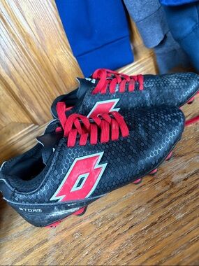 OTTO Black and Red Kids Soccer Cleats